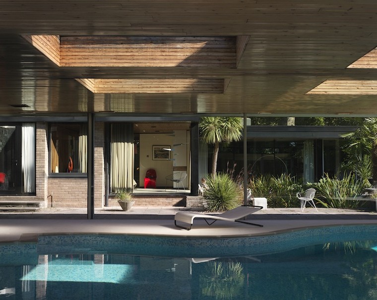 We’ve seen some architectural gems in our time, but this one, in a tranquil spot in Nottinghamshire, really steals the show. It is the stuff of dreams – a midcentury dream home, one might say.
