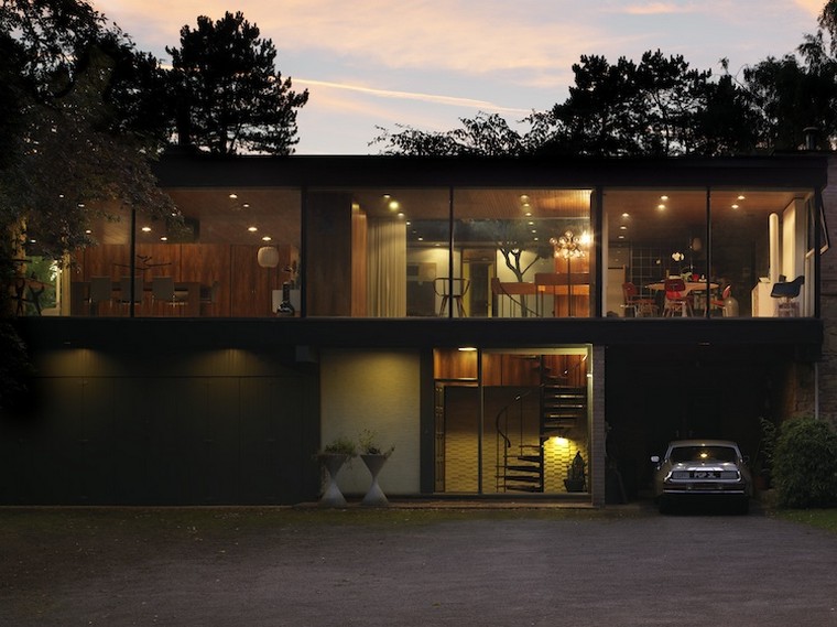We’ve seen some architectural gems in our time, but this one, in a tranquil spot in Nottinghamshire, really steals the show. It is the stuff of dreams – a midcentury dream home, one might say.