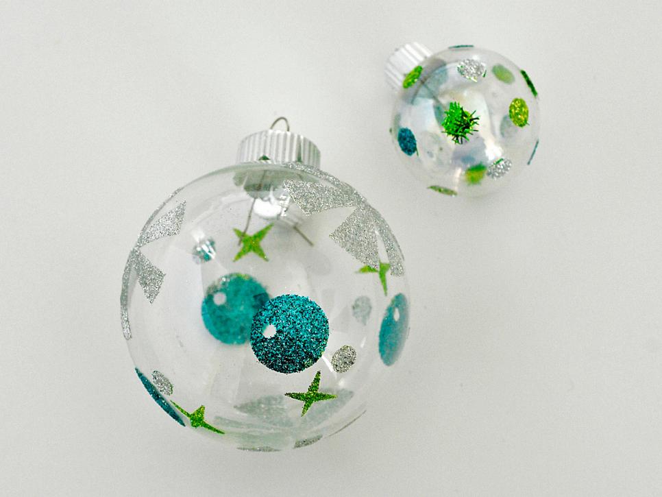 ci-curbly_christmas-ornament-glitter2_s4x3-jpg-rend-hgtvcom-966-725
