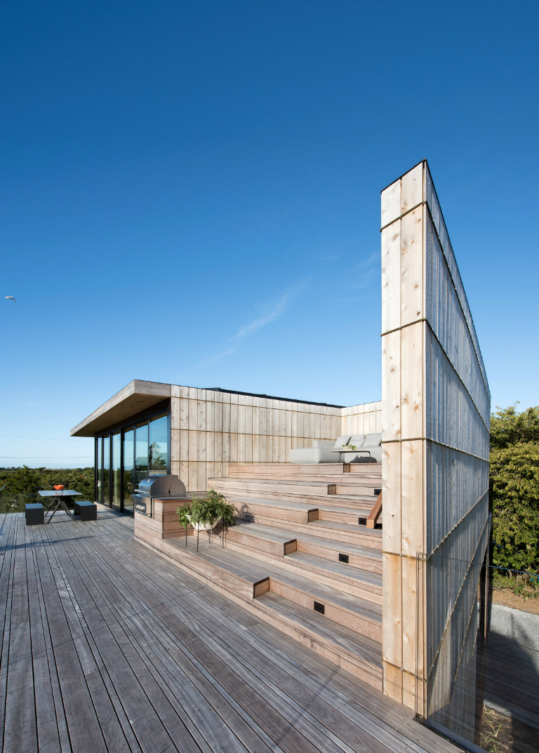 1-4 Hamptons home by Bates Masi features cantilevering upper floor