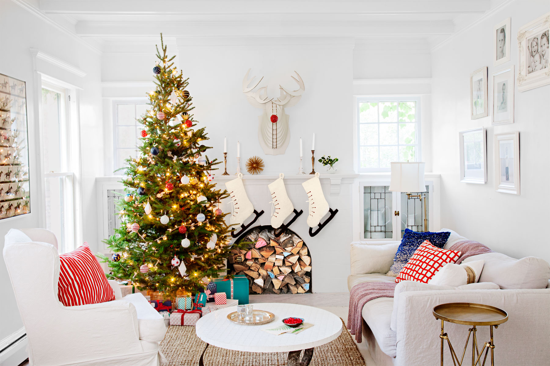 Here are some ideas on Christmas decor for mantels that you should keep in mind for the upcoming weeks...