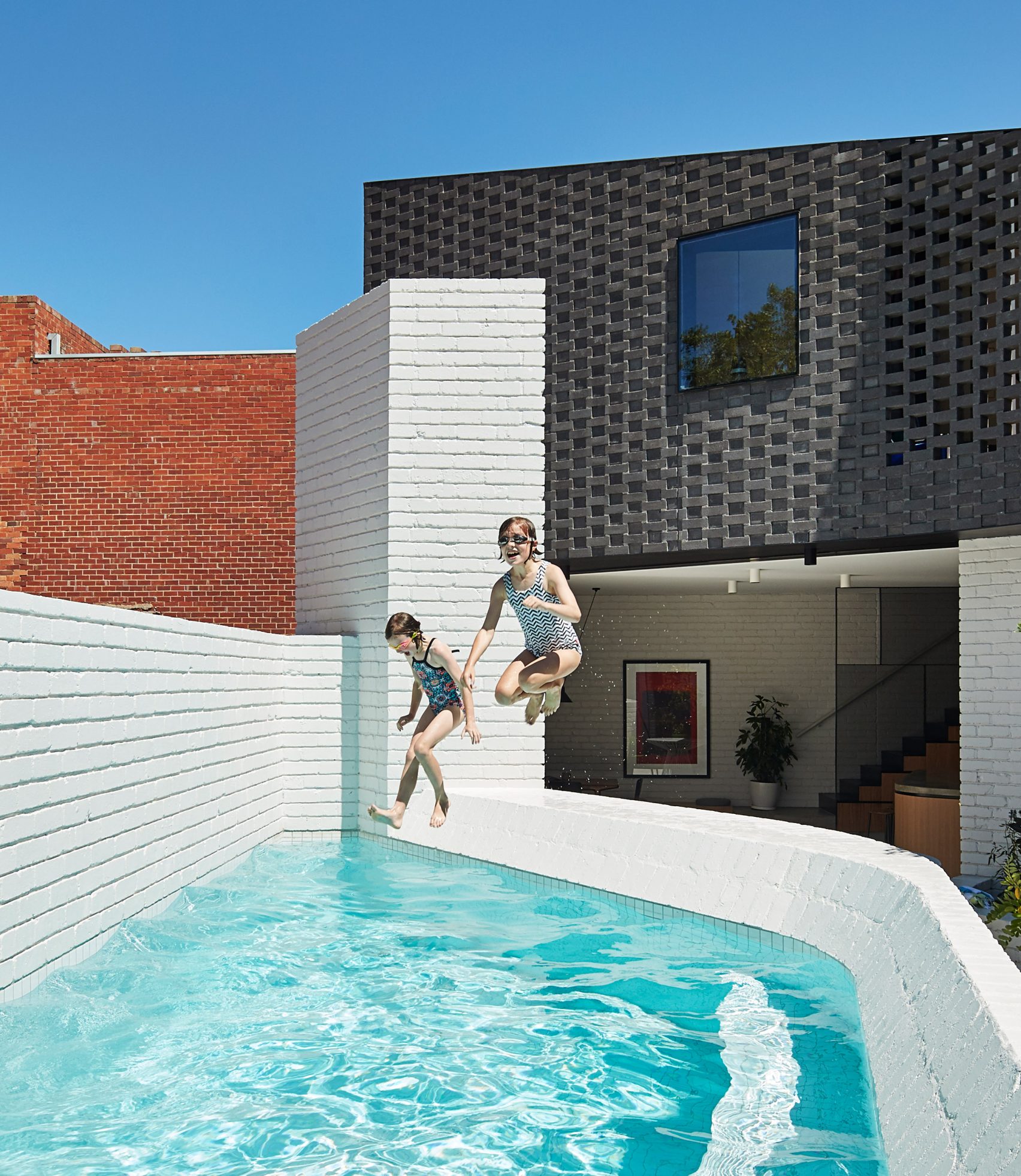 A Refurbished Australian Home that Hides a Plunge Pool_1
