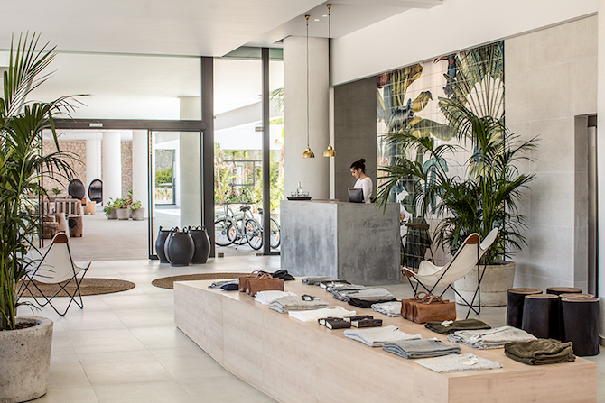 karina eibatova magical jungle tiles casa cook hotel Karina Eibatova Russian Artist Karina Eibatova creates &#8220;Magical Jungles&#8221; karina eibatova magical jungle tiles casa cook hotel designboom 04