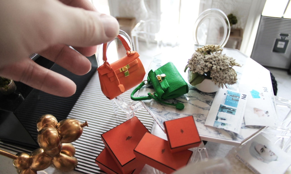Artist Phillip Nuveen lives and works in a glamorous world most of us can only dream of, a world of Hermés bags, Eames chairs, and high rises with impeccable décor. Phillip Nuveen MEET PHILLIP NUVEEN – THE MASTER OF LUXURY MINIATURES unnamed 22 1000x600
