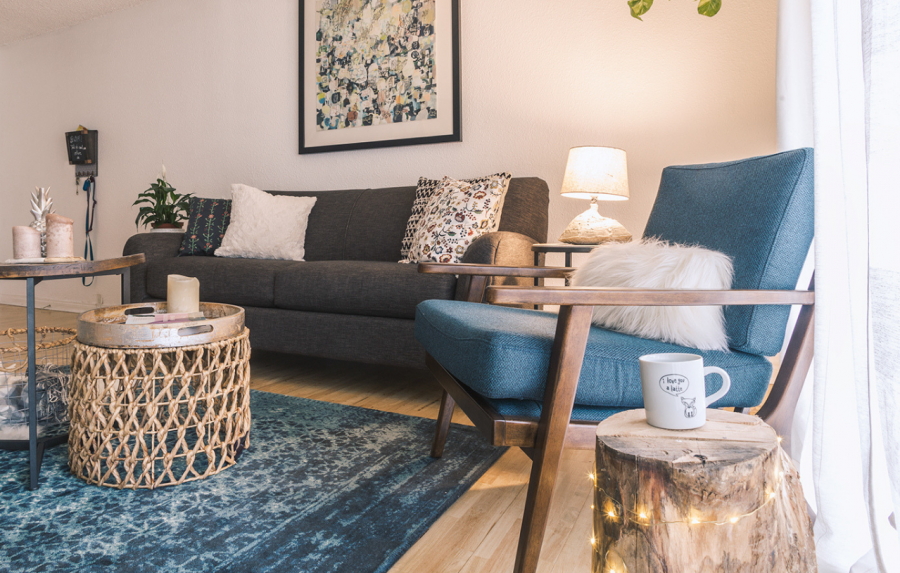 A Scandinavian Living Room with a Cozy Mid-Century Charm capa